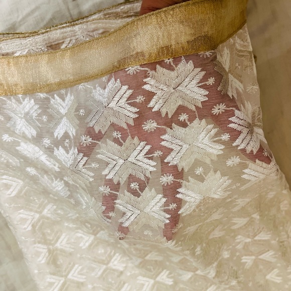 Lucknowi thread Embroidered Saree with slim Petticoat - Picture 8 of 15